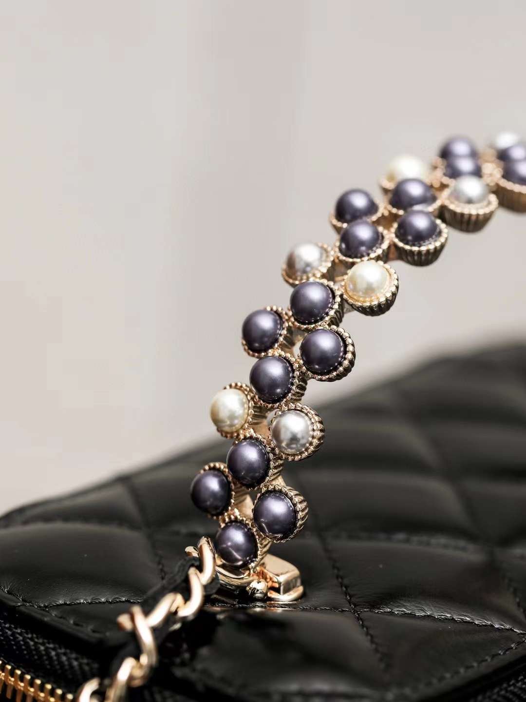 CHANEL 24P Pearl makeup case bag