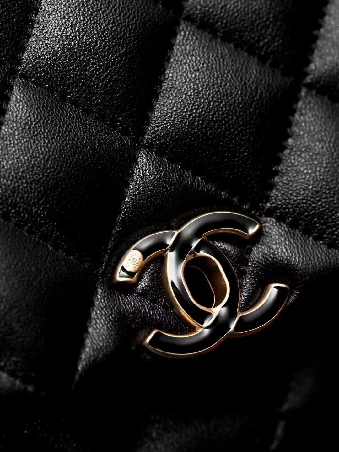 CHANEL 24P  Enamel flap bag