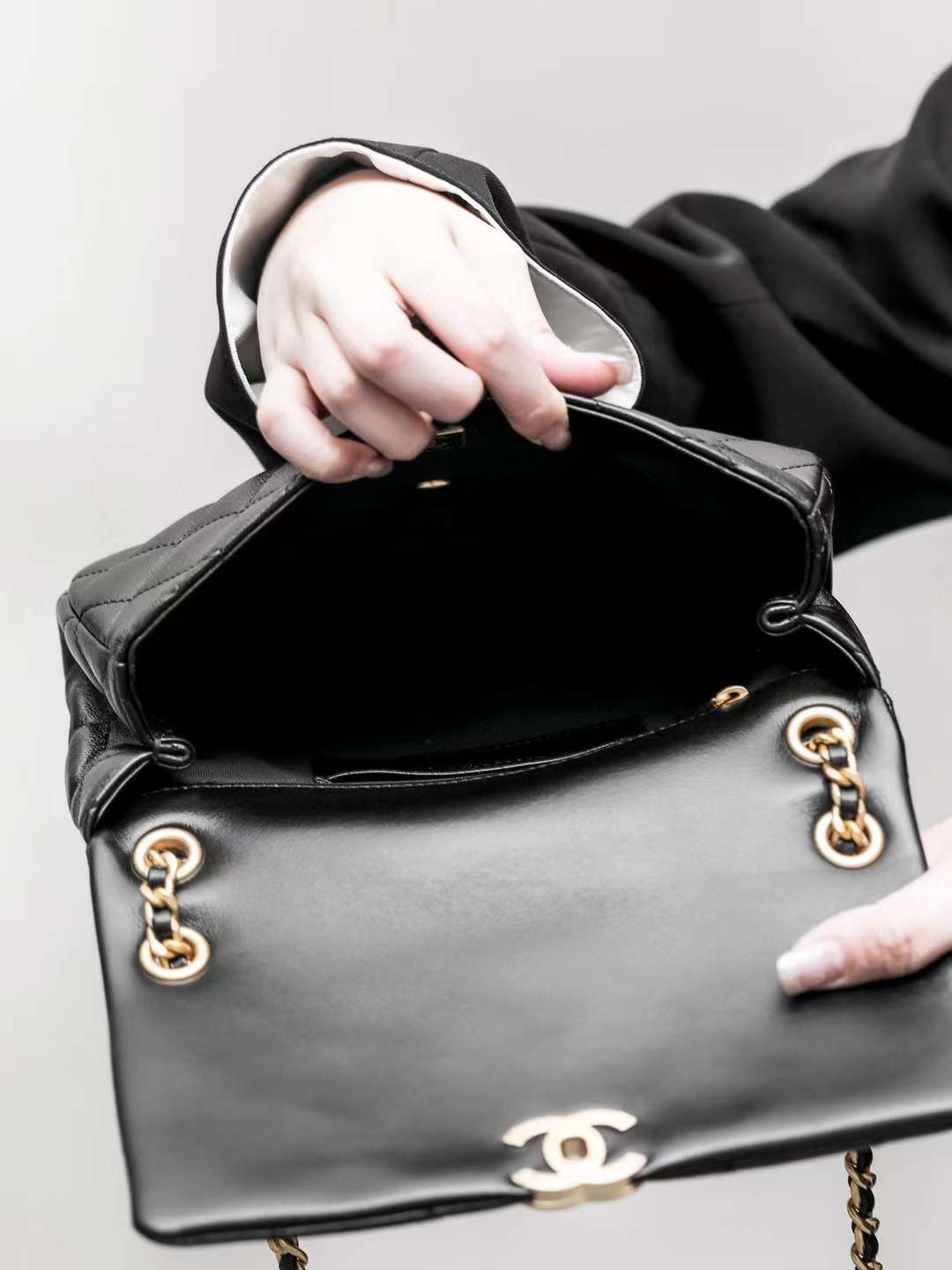 CHANEL 24P  Enamel flap bag