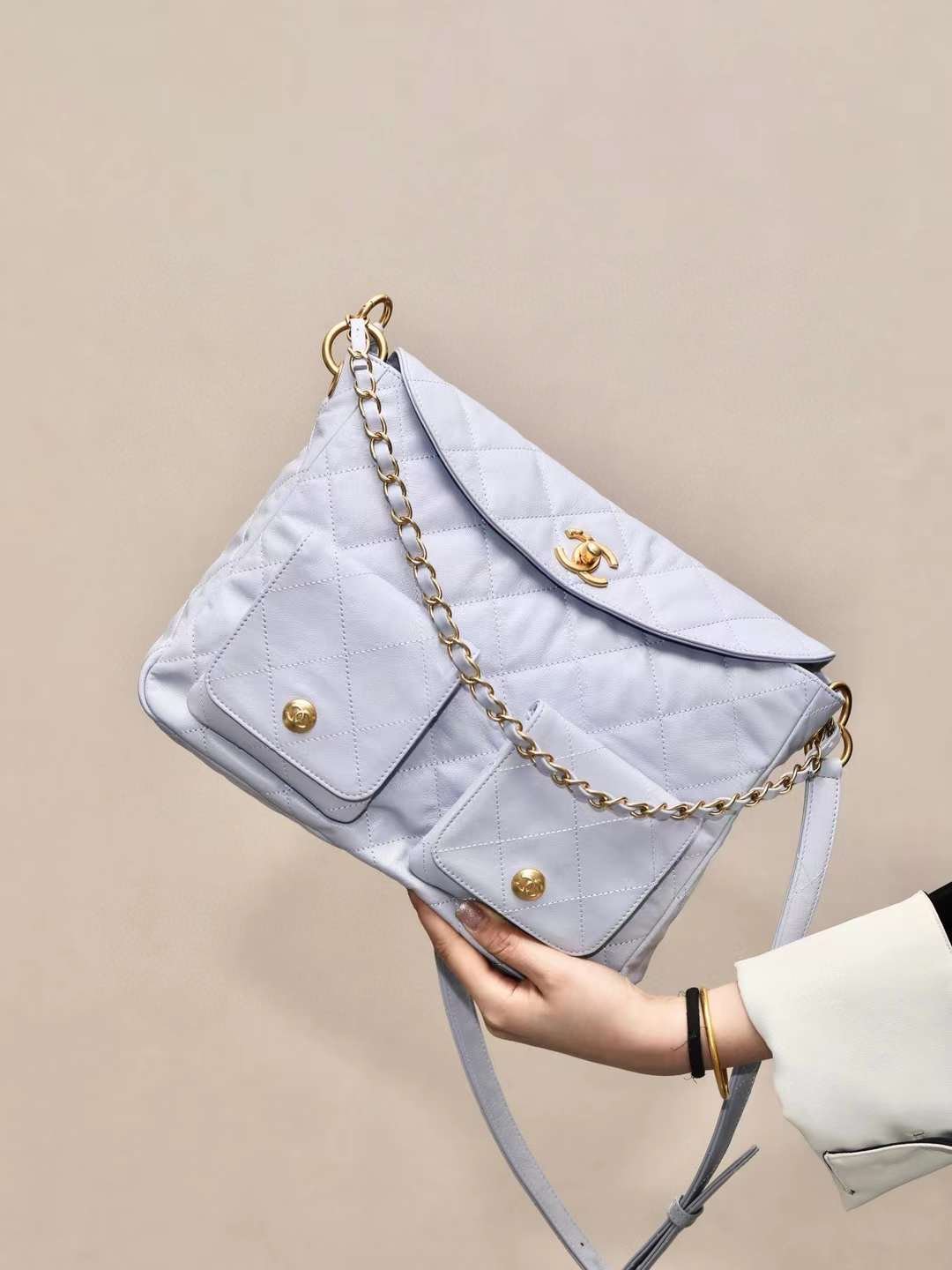 CHANEL 24P Vintage messenger bag