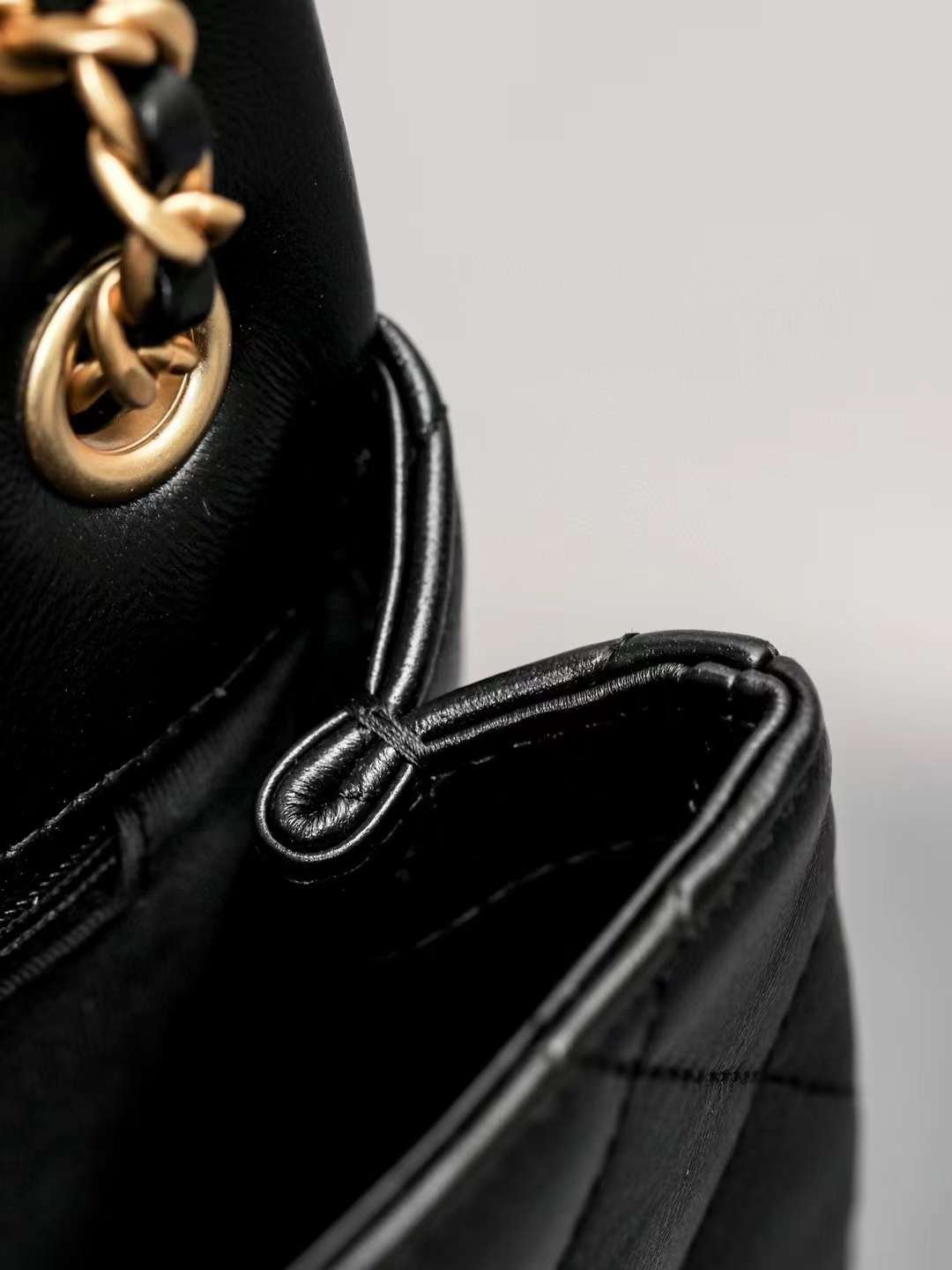 CHANEL 24P  Enamel flap bag