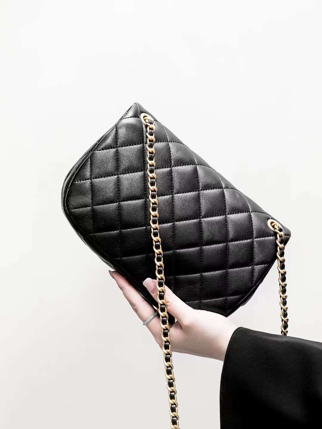 CHANEL 24P  Enamel flap bag