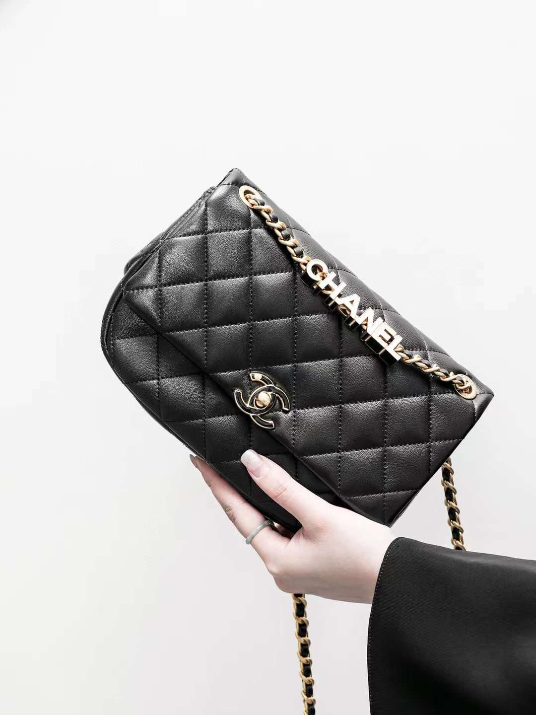 CHANEL 24P  Enamel flap bag