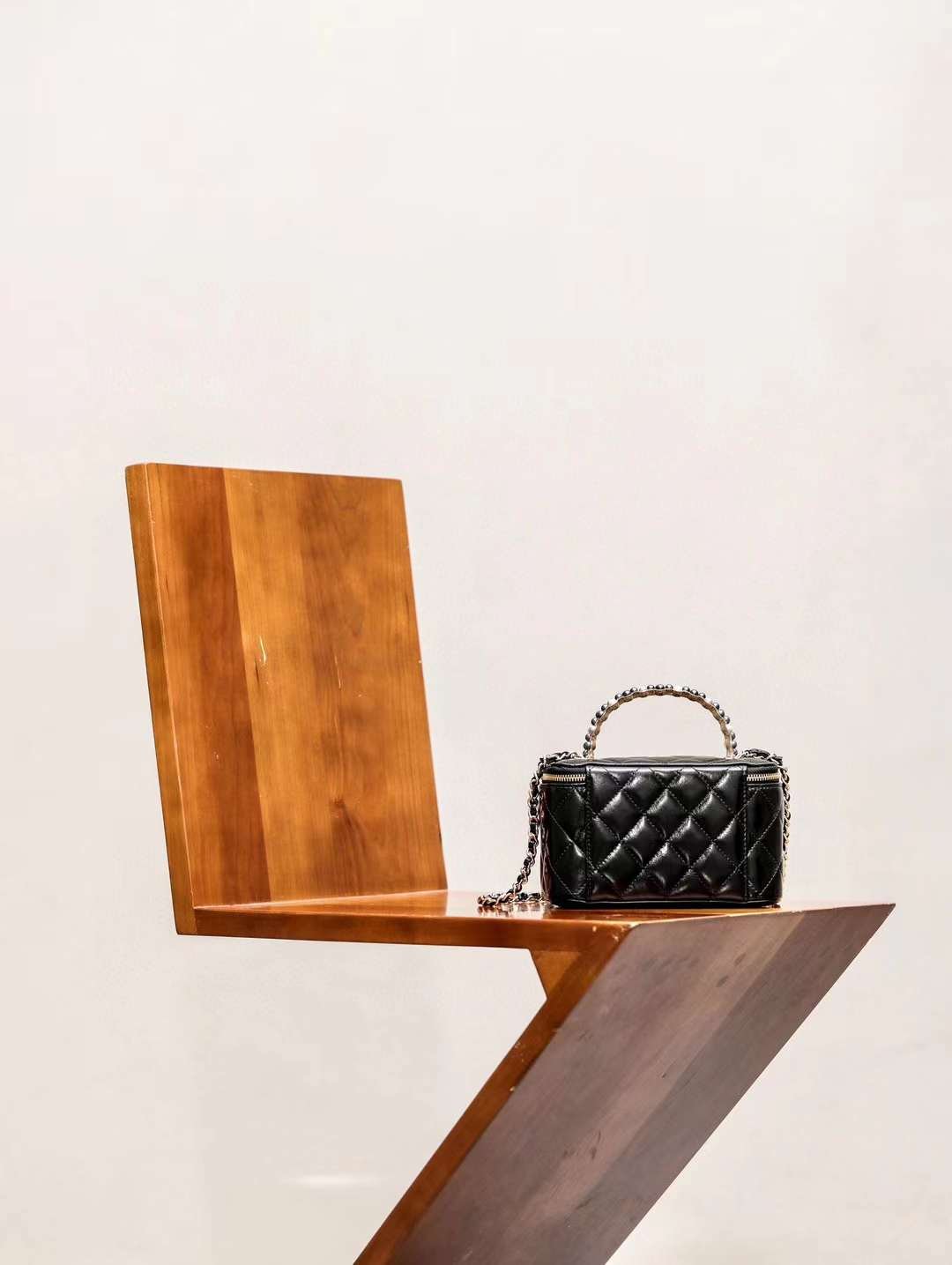 CHANEL 24P Pearl makeup case bag