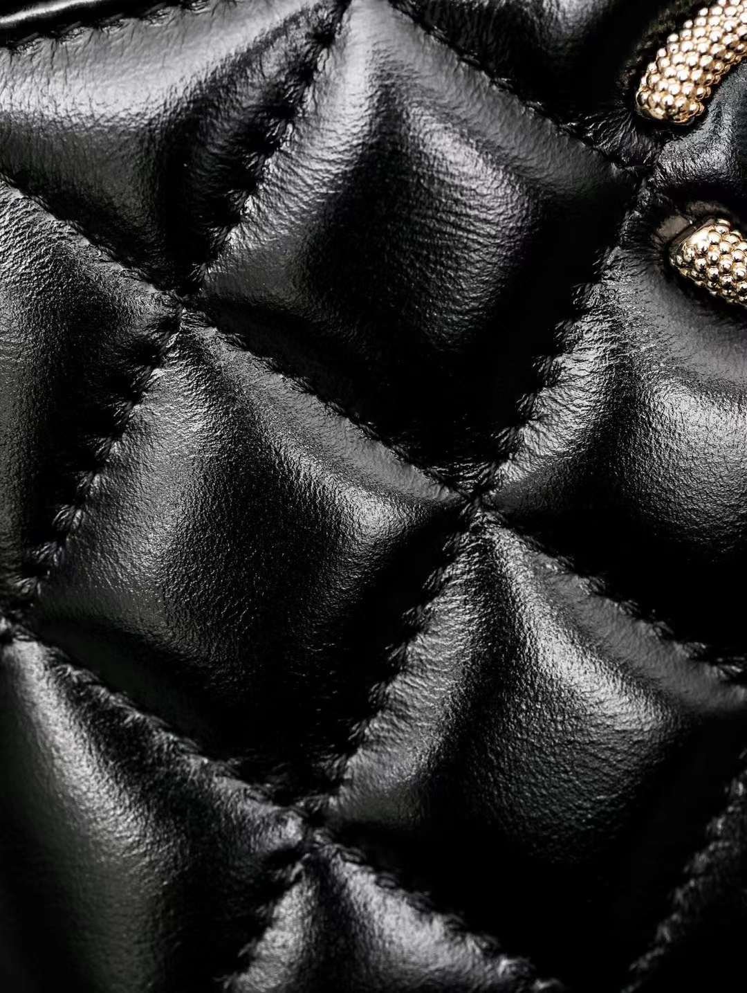 CHANEL 24P Pearl makeup case bag