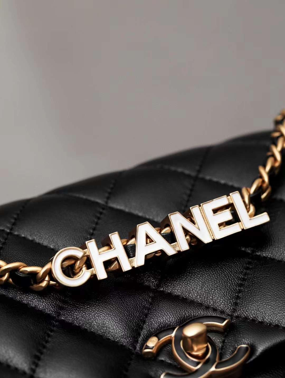 CHANEL 24P  Enamel flap bag