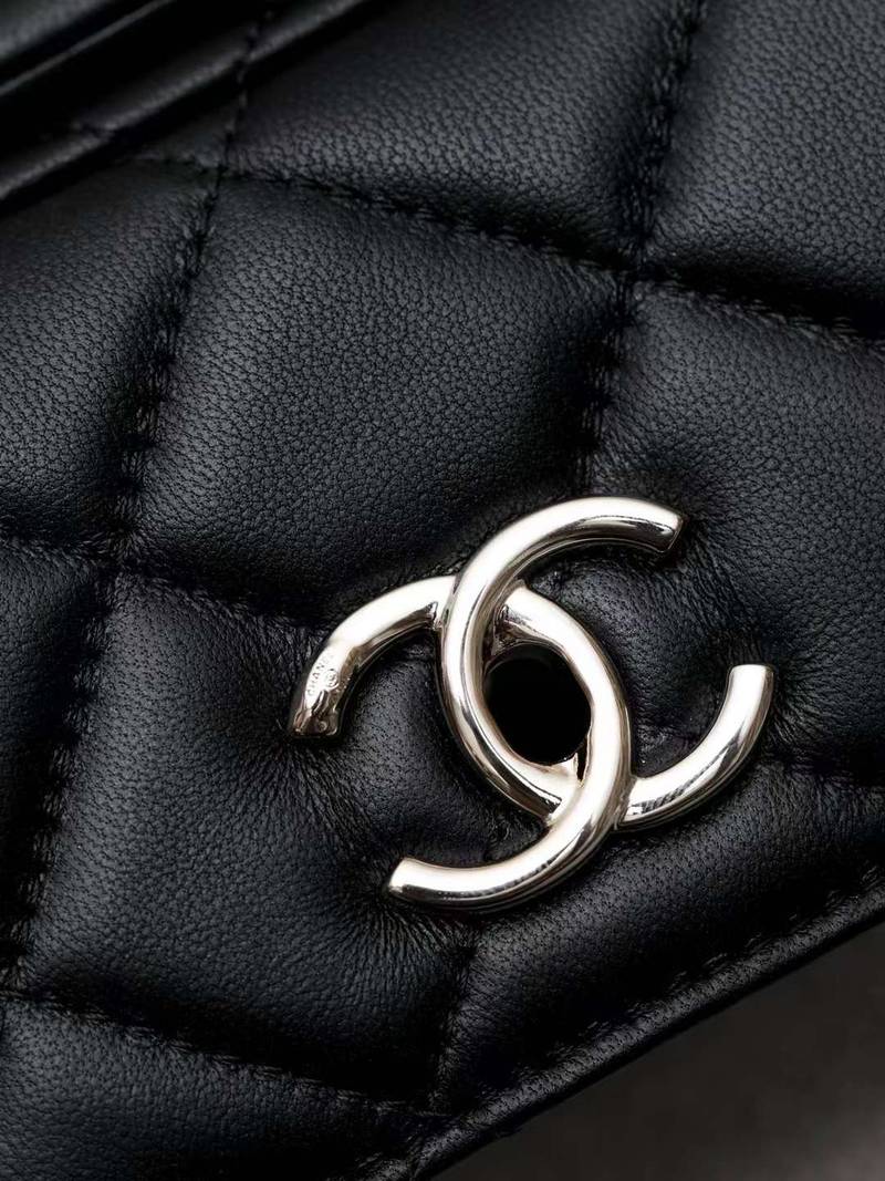 CHANEL clutch with chain