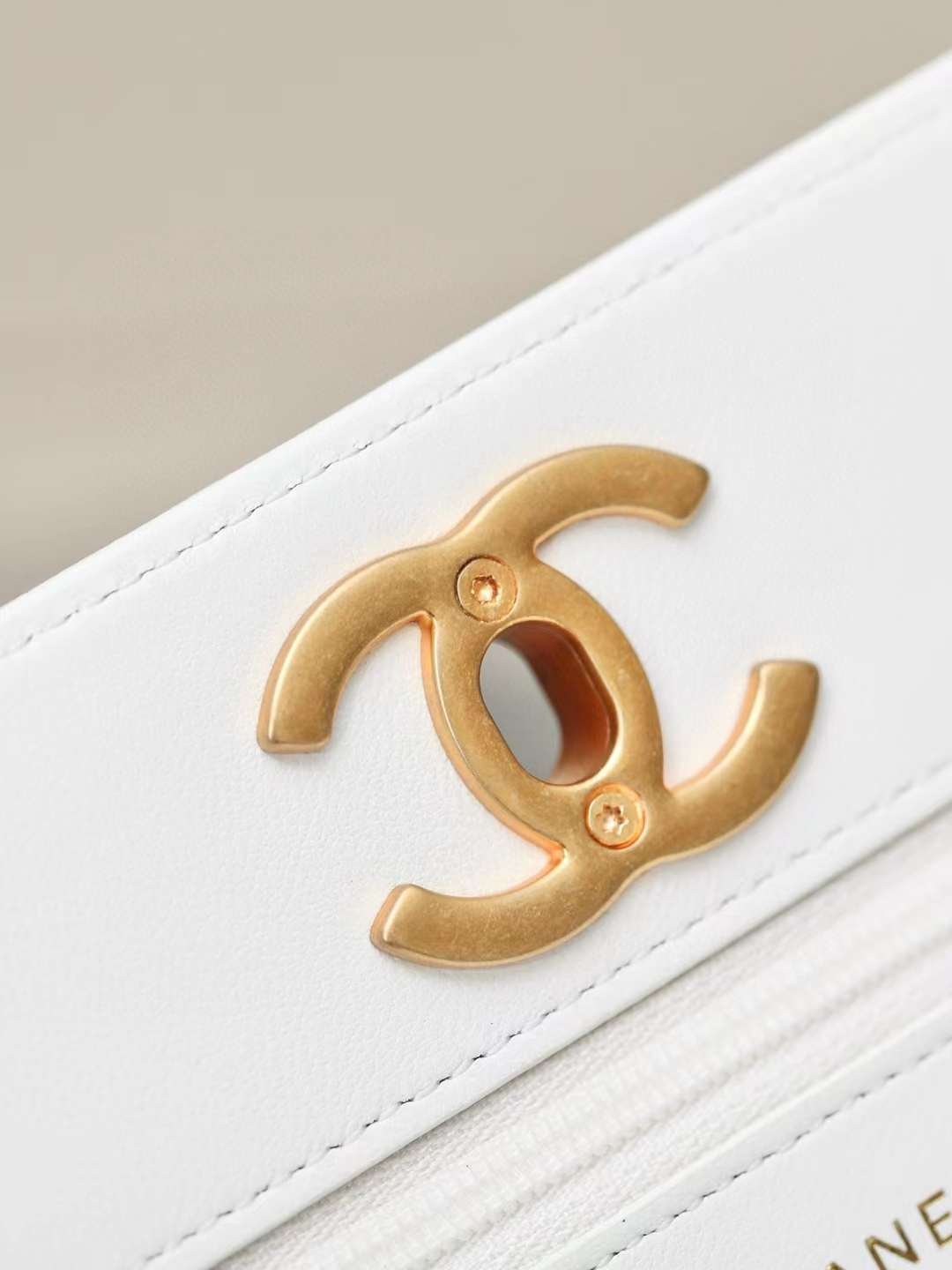 CHANEL wallet on chain