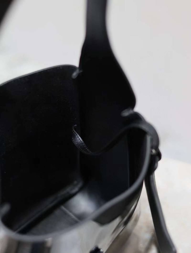YSL LE 5  7 Hobo Bag in Patent Leather