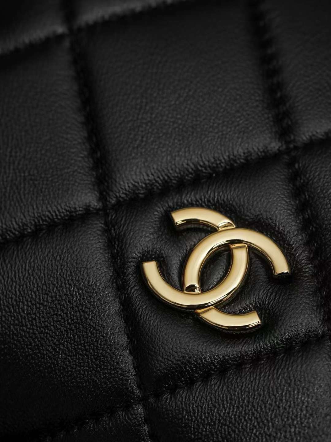 CHANEL POCHETTE AVEC CHAINE