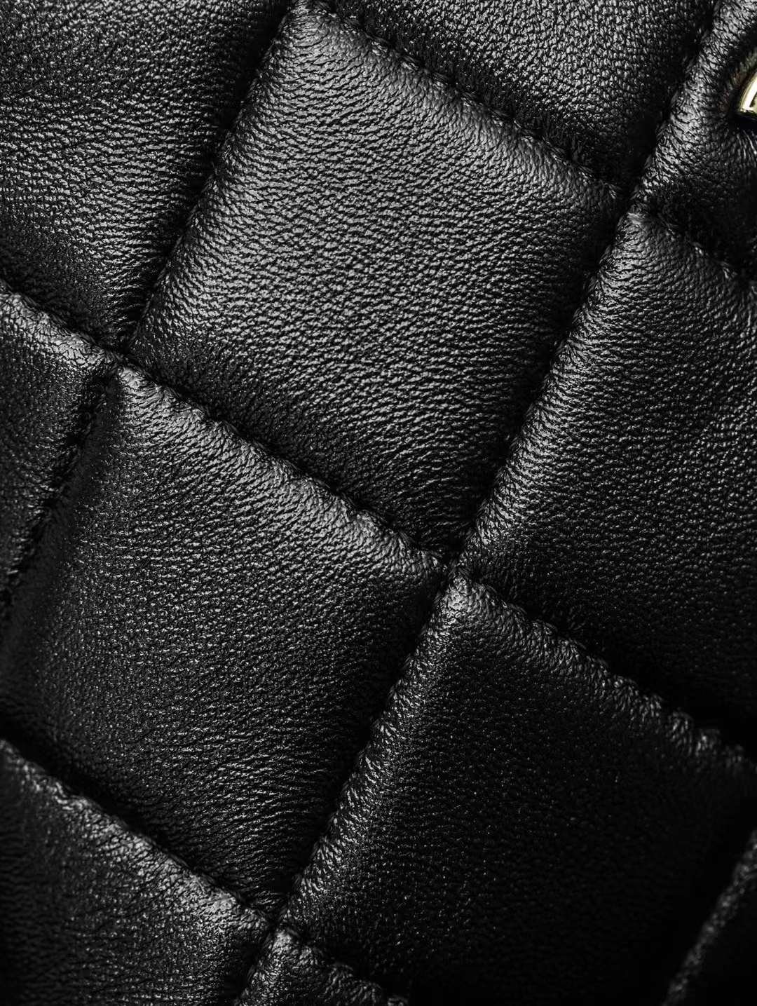 CHANEL POCHETTE AVEC CHAINE