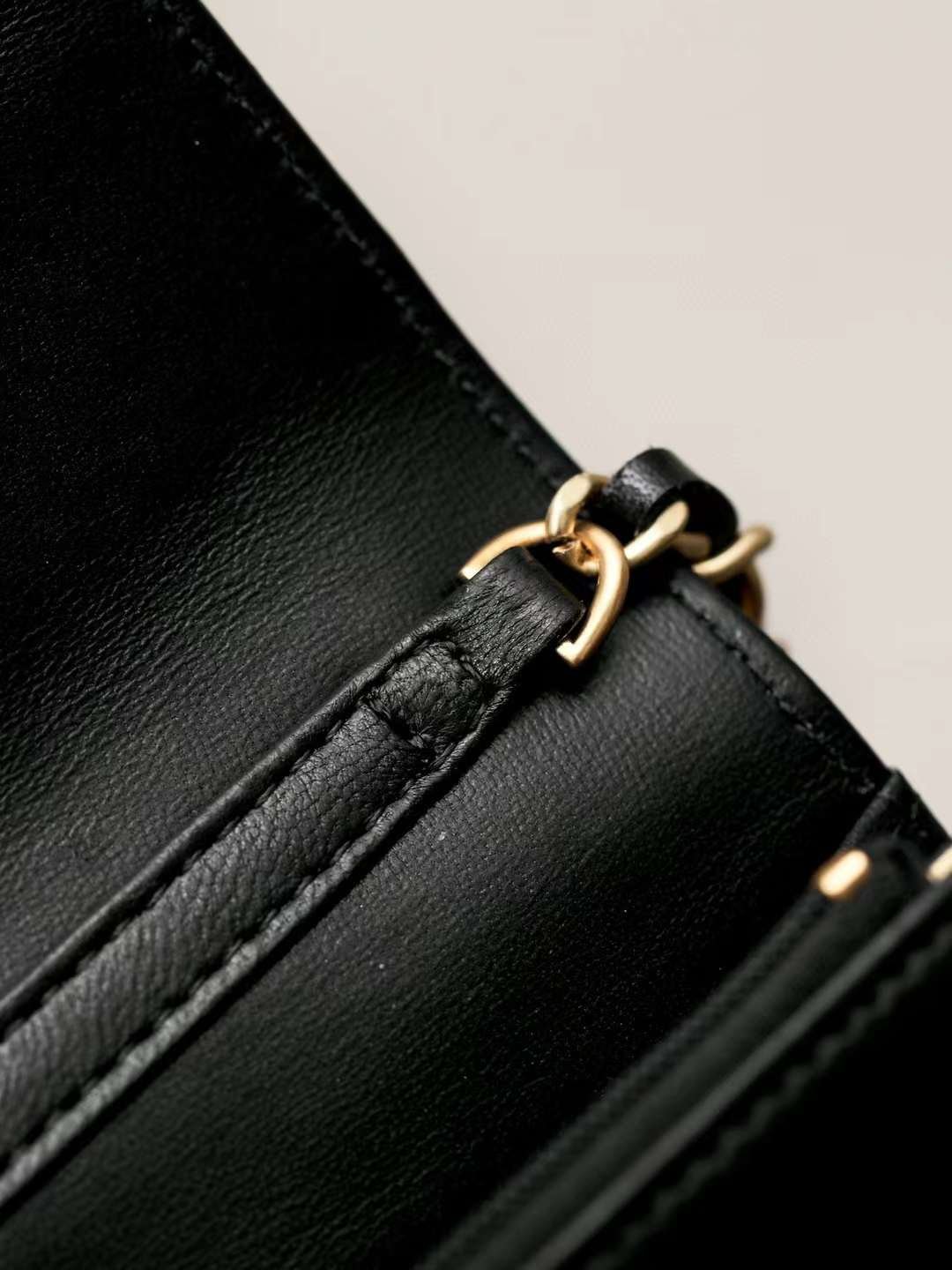 CHANEL wallet on chain