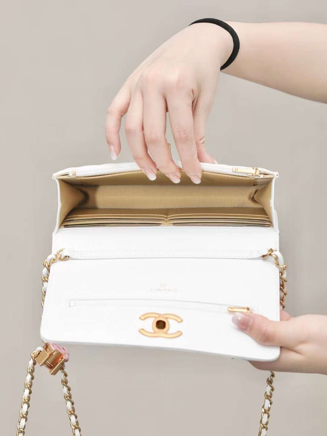 CHANEL wallet on chain