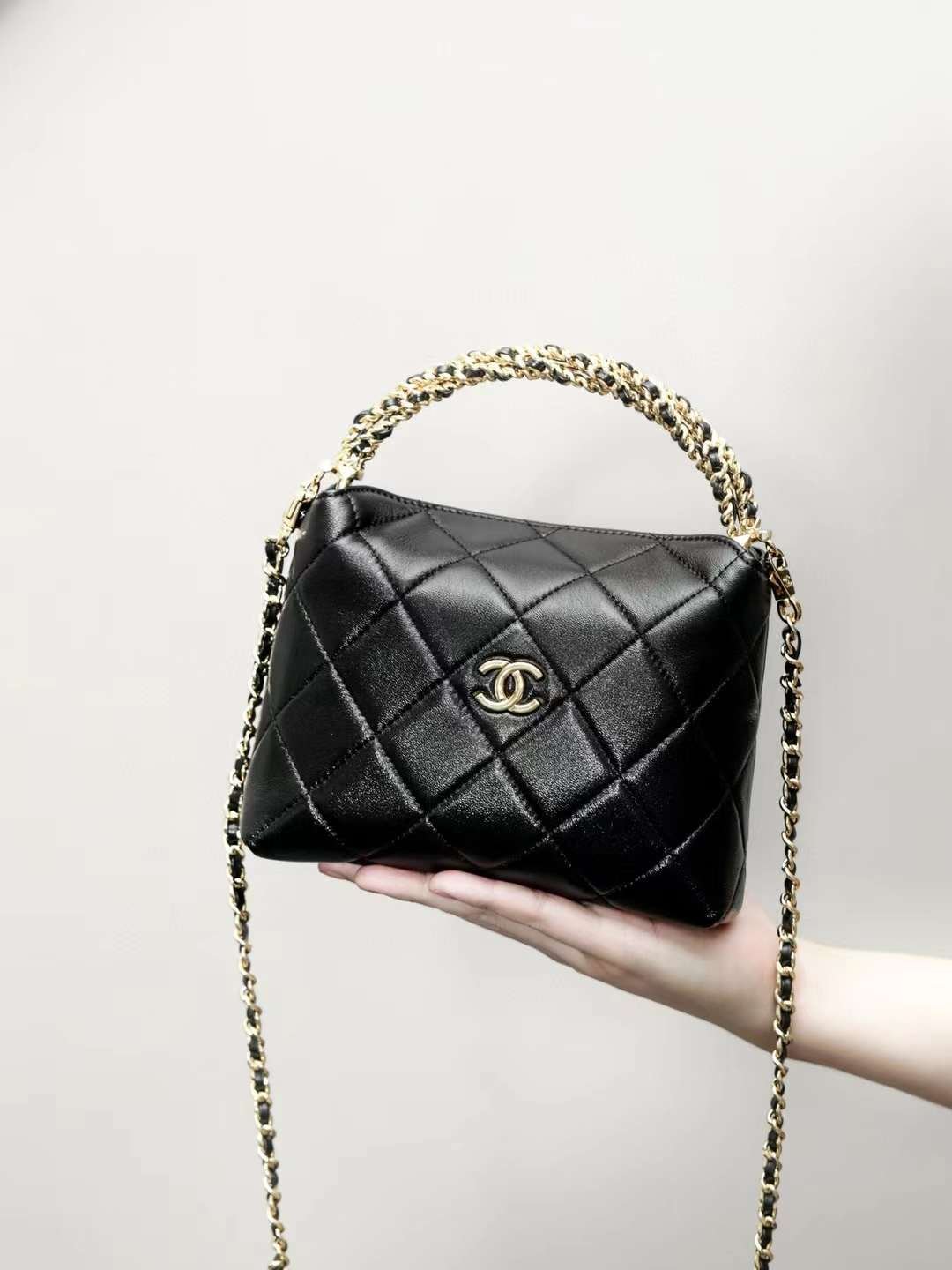 CHANEL POCHETTE AVEC CHAINE