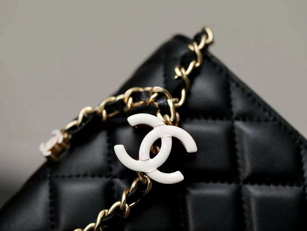 CHANEL wallet on chain