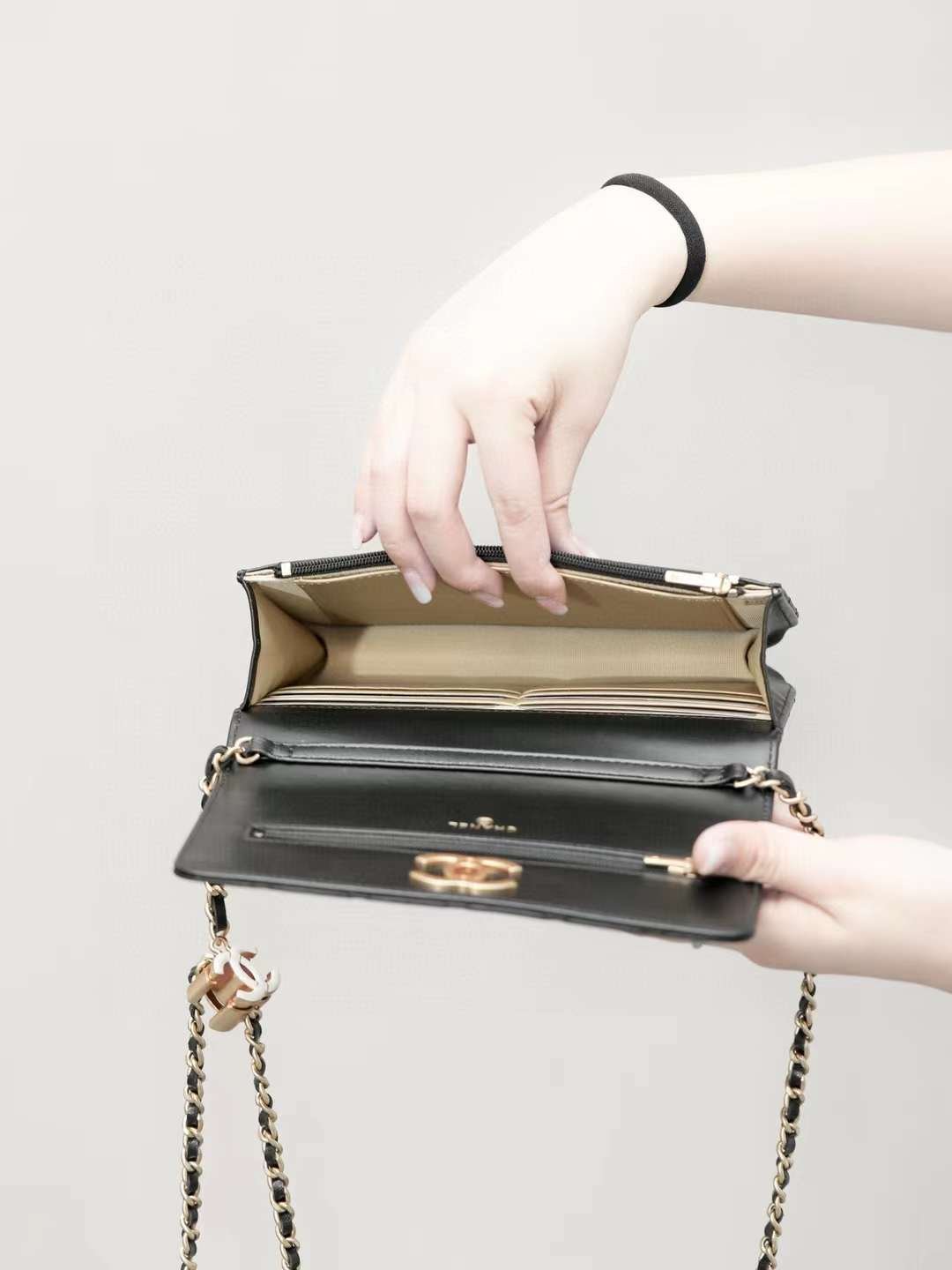 CHANEL wallet on chain