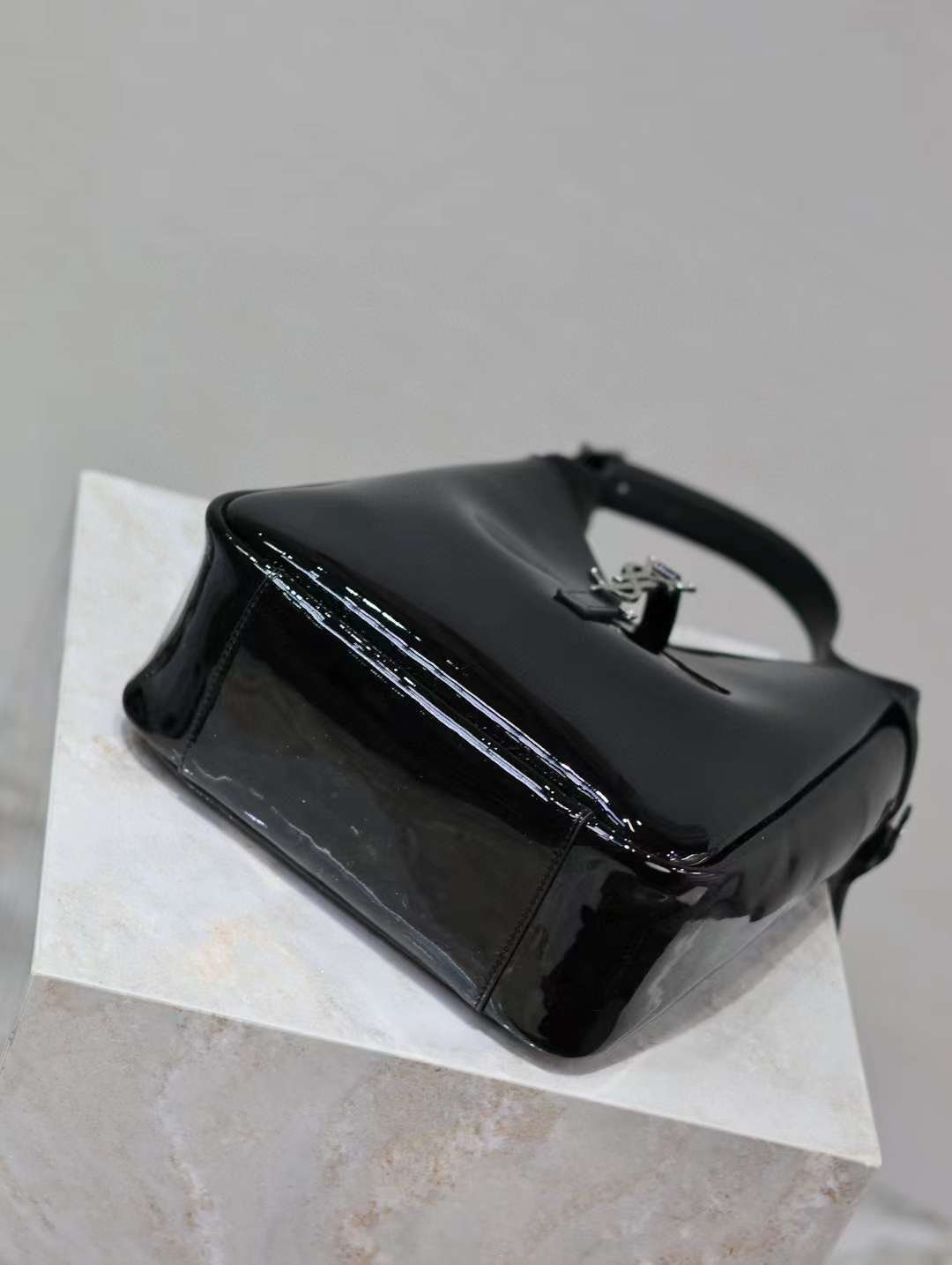 YSL LE 5  7 Hobo Bag in Patent Leather
