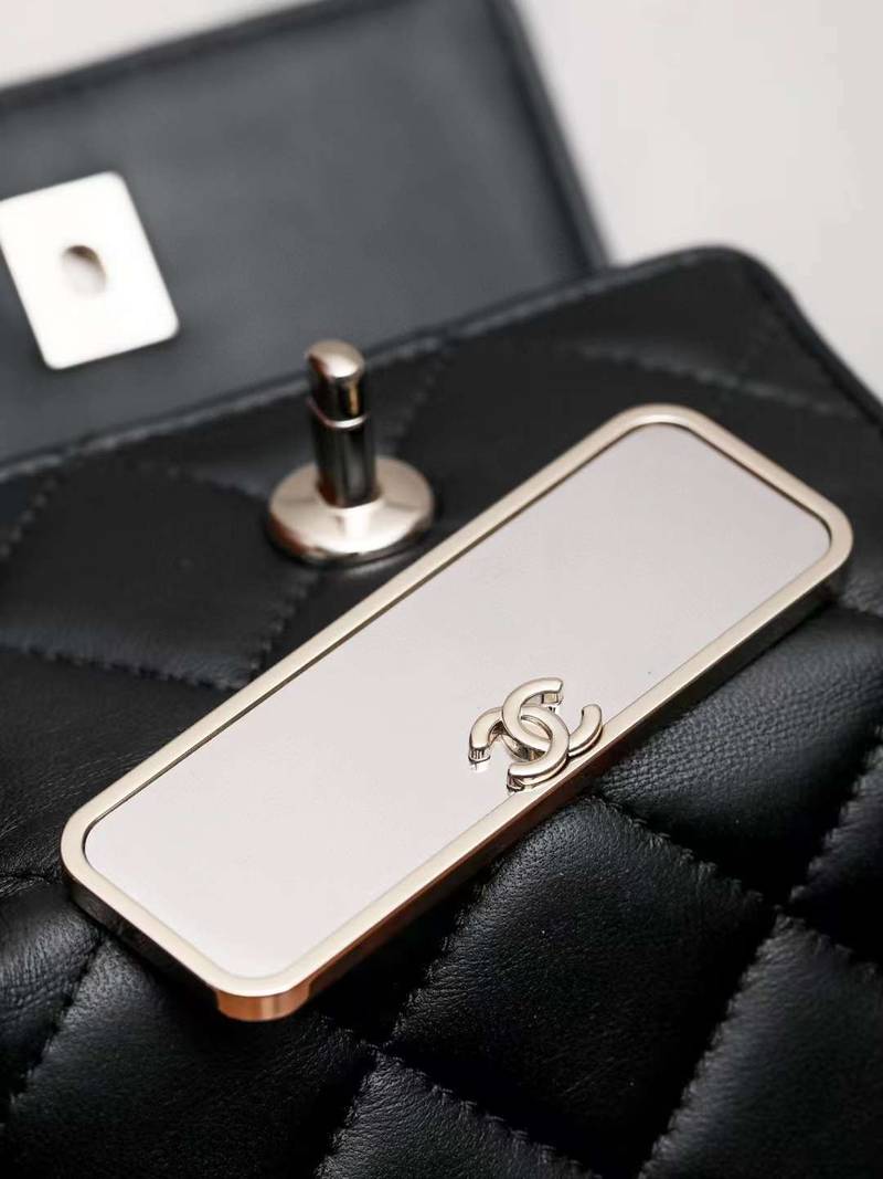 CHANEL clutch with chain