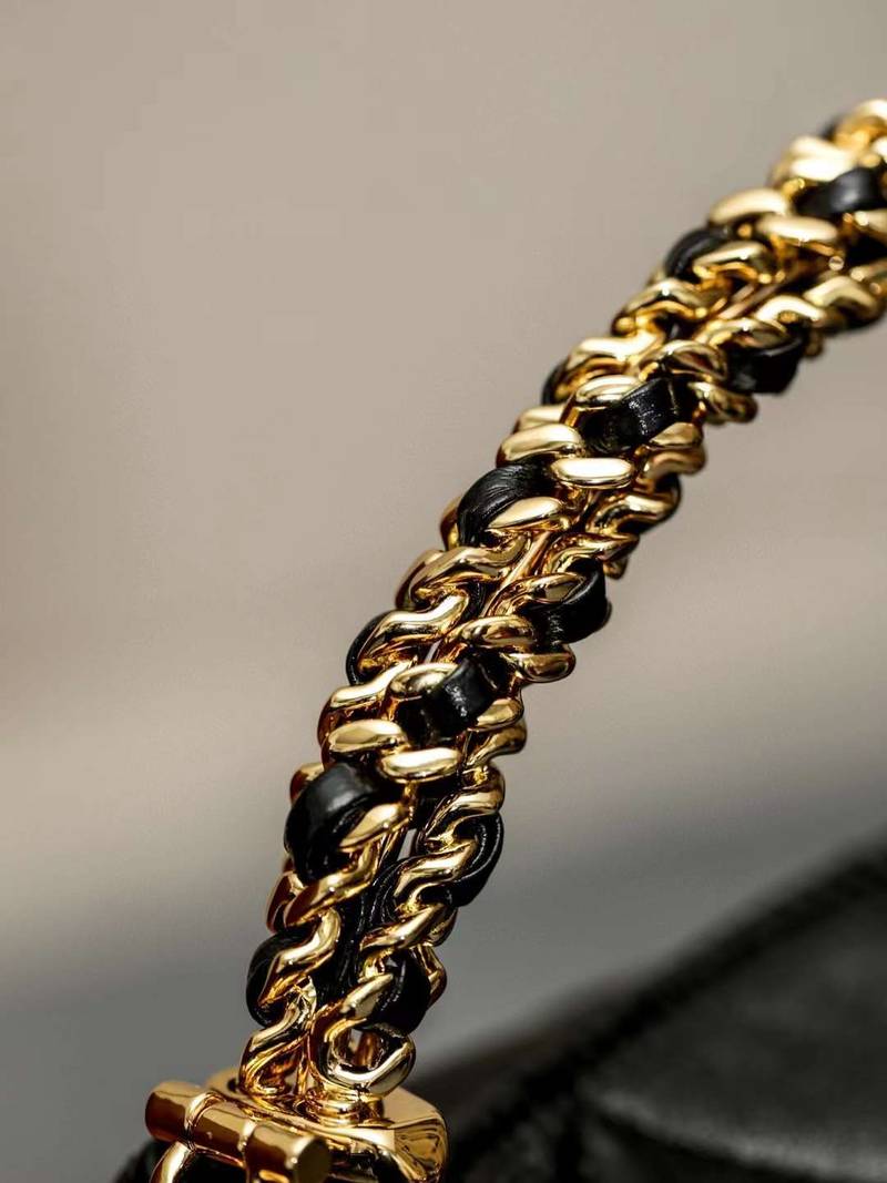 CHANEL POCHETTE AVEC CHAINE