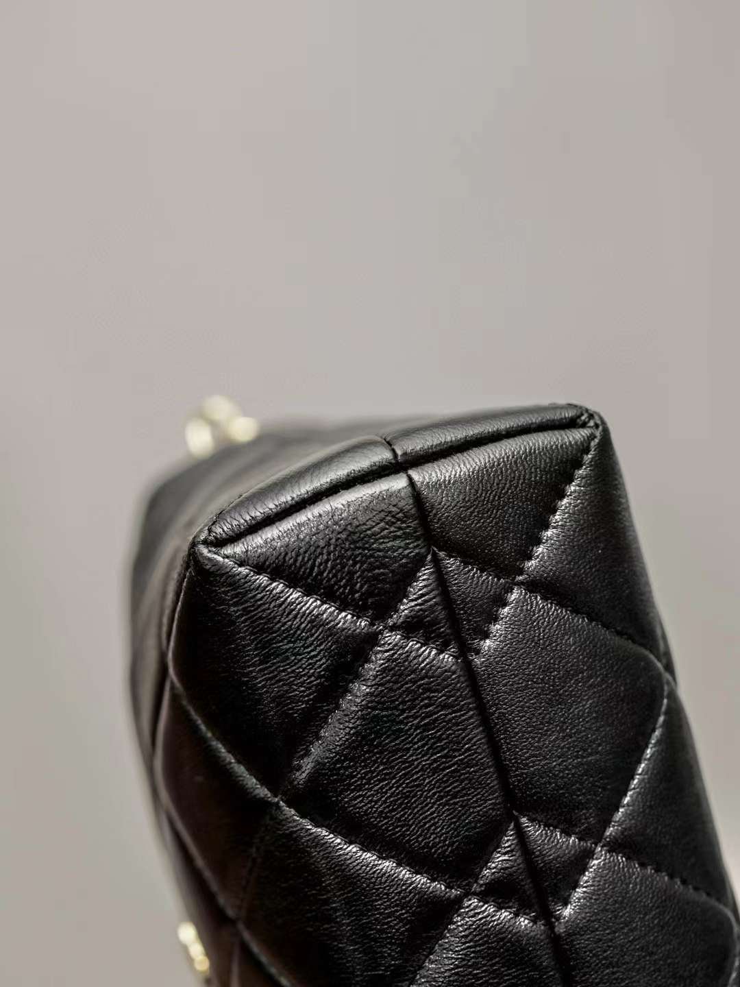 CHANEL POCHETTE AVEC CHAINE