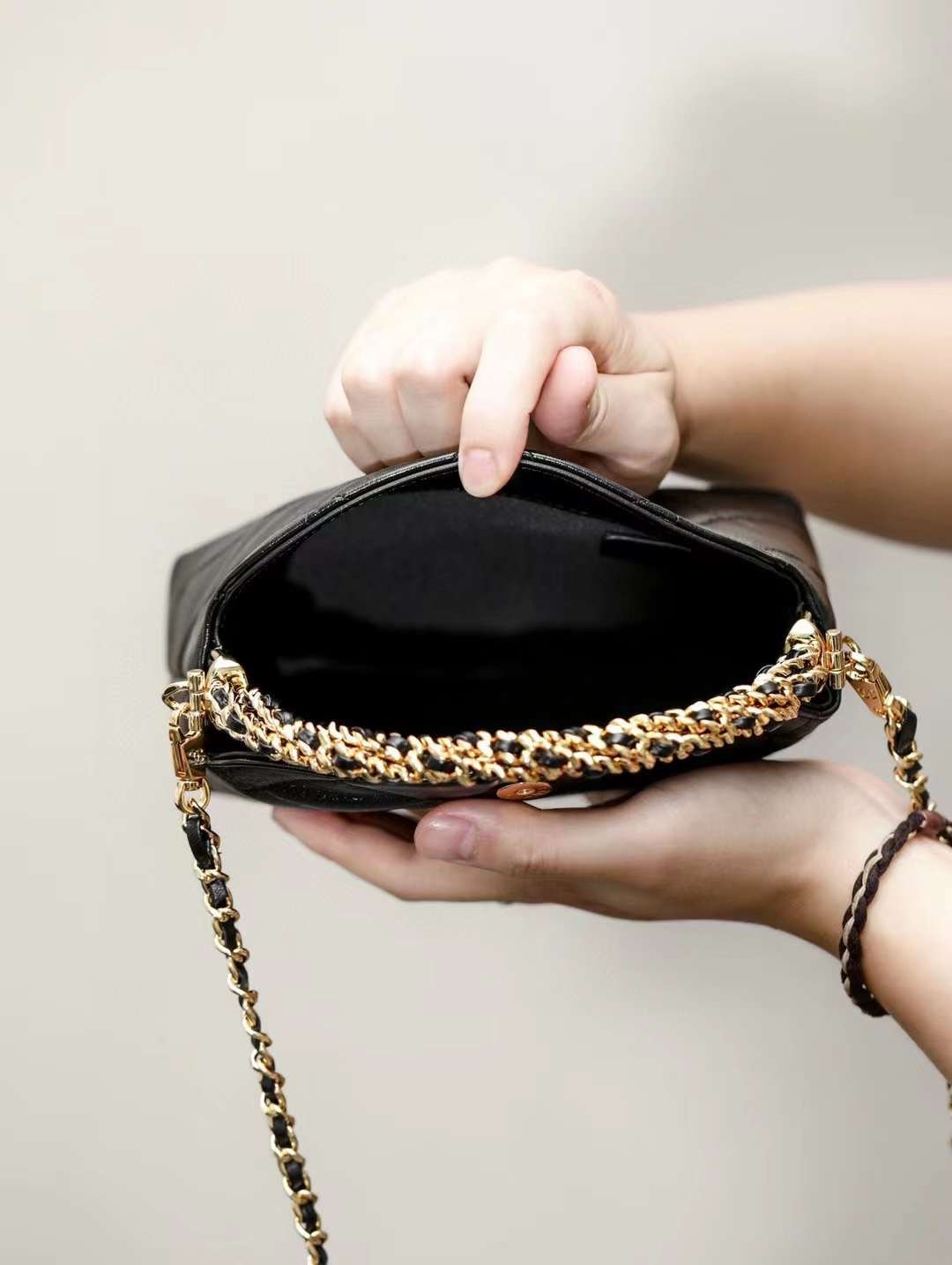 CHANEL POCHETTE AVEC CHAINE