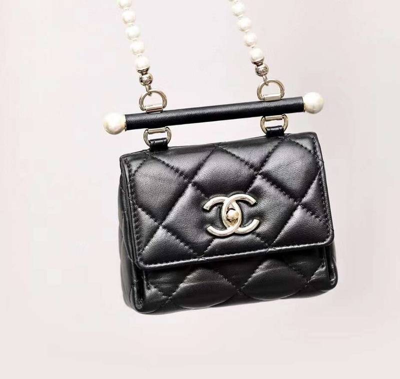 CHANEL clutch with chain