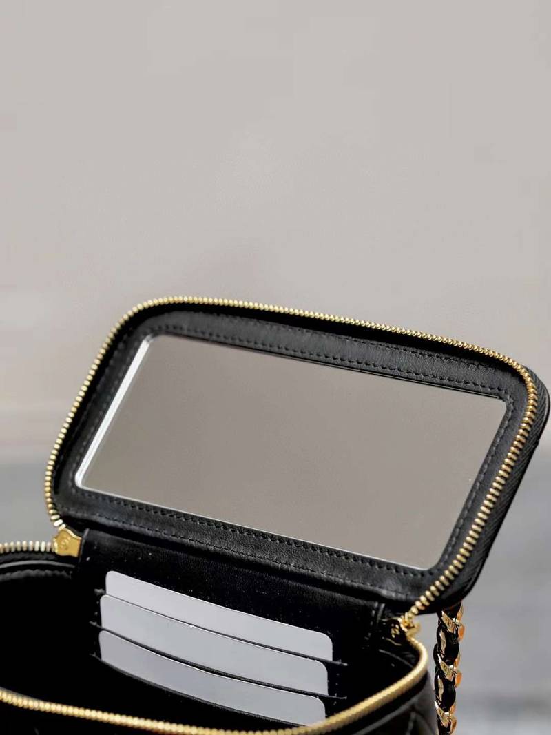 CHANEL clutch with chain