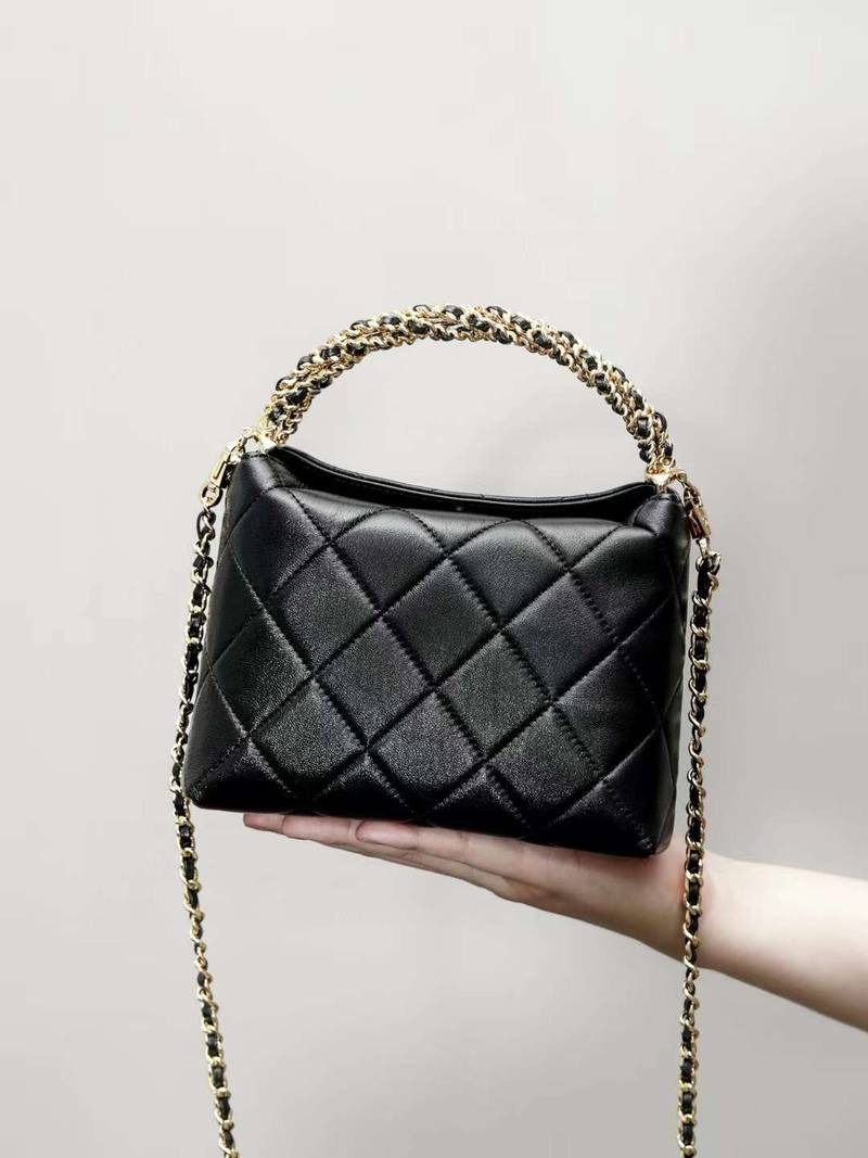 CHANEL POCHETTE AVEC CHAINE