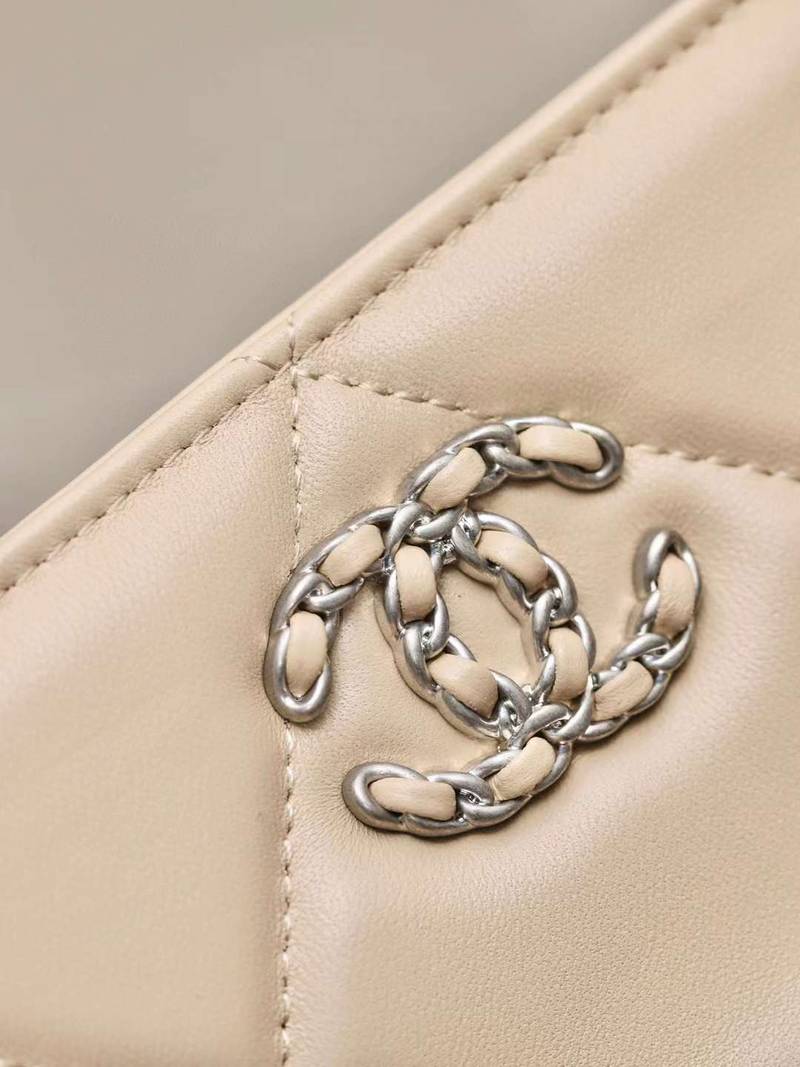 CHANEL classics 19 woc
