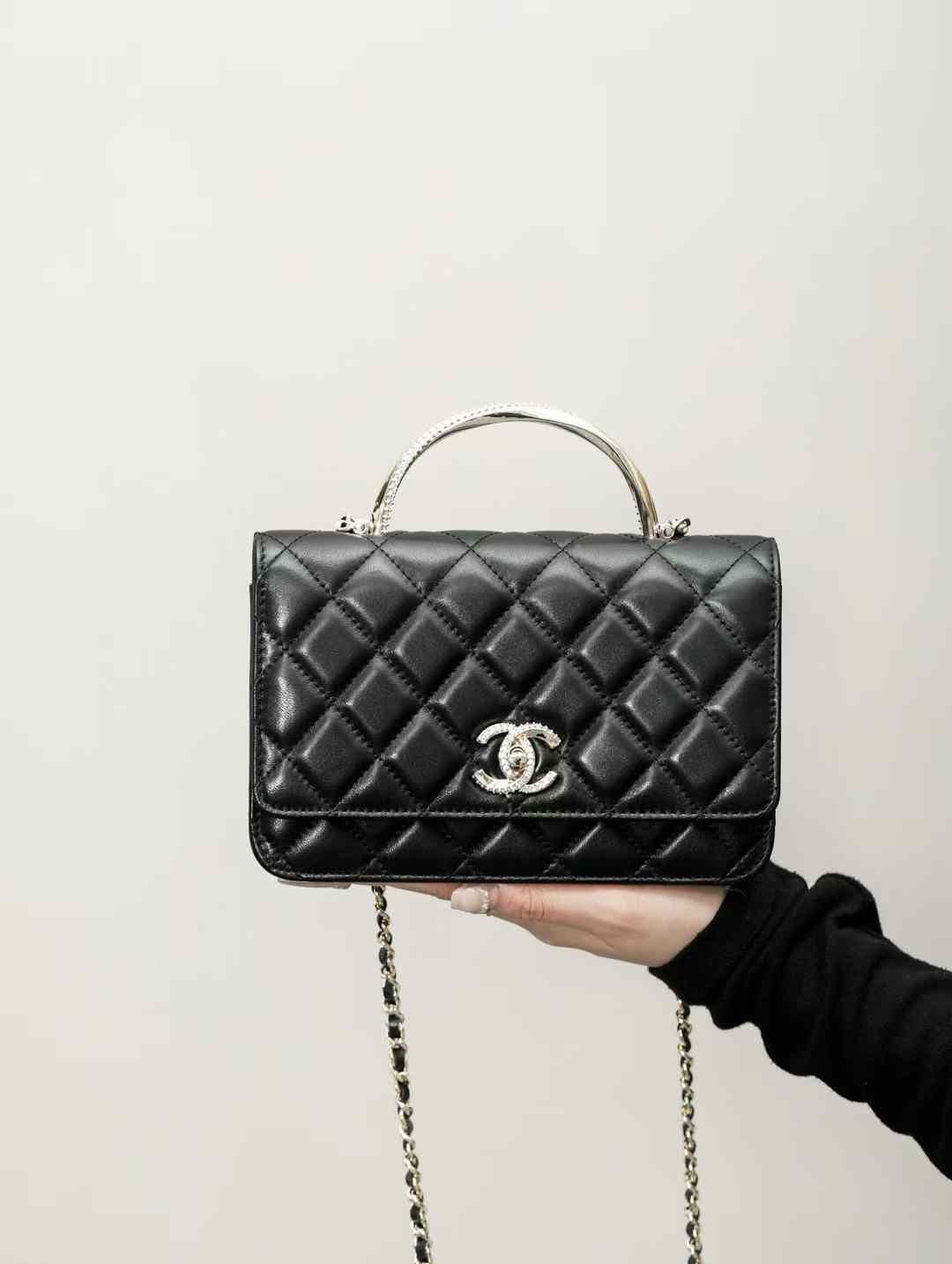 CHANEL Chain wallet