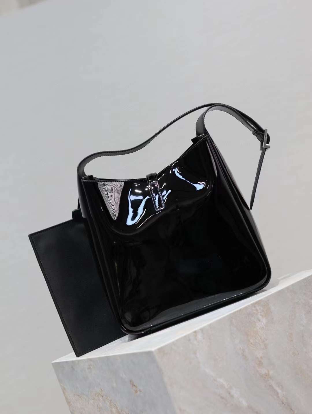 YSL LE 5  7 Hobo Bag in Patent Leather