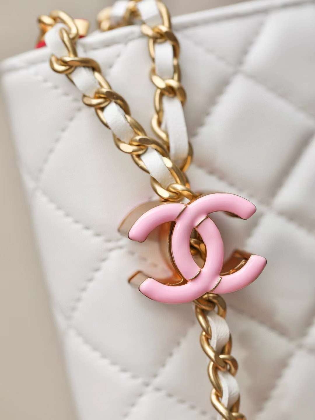 CHANEL wallet on chain