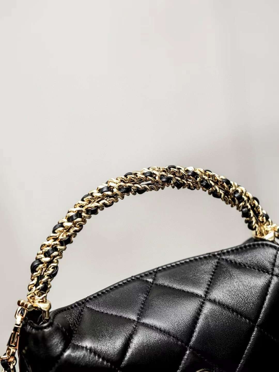 CHANEL POCHETTE AVEC CHAINE