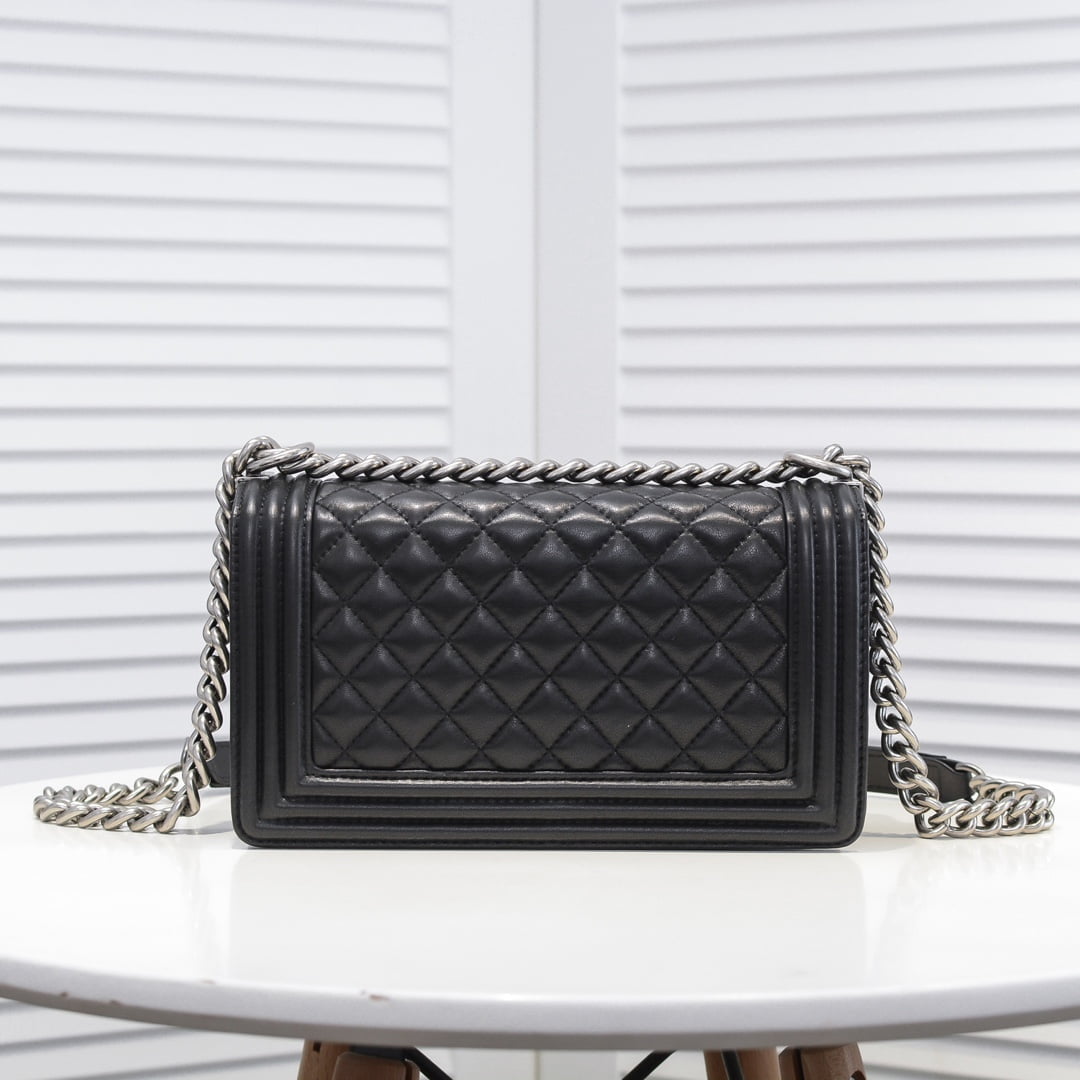 Chanel Lamb skin chain crossbody bag with sliver hardware size: 25*15*9cm