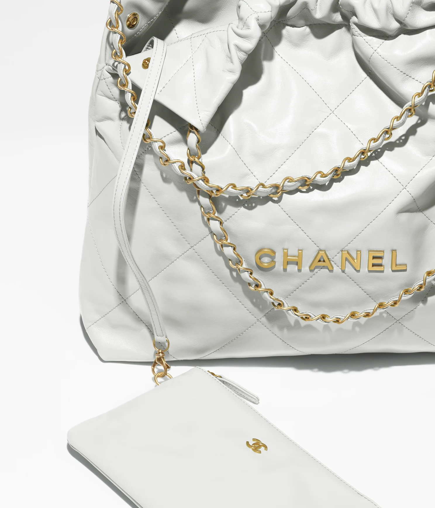 CHANEL / CHANEL 22 HANDBAG Shiny Calfskin   Gold-Tone Metal Light Blue