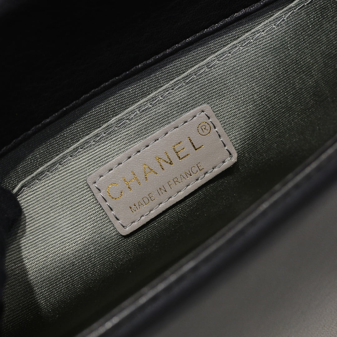 Chanel Lamb skin chain crossbody bag with gold hardware size: 25*15*9cm