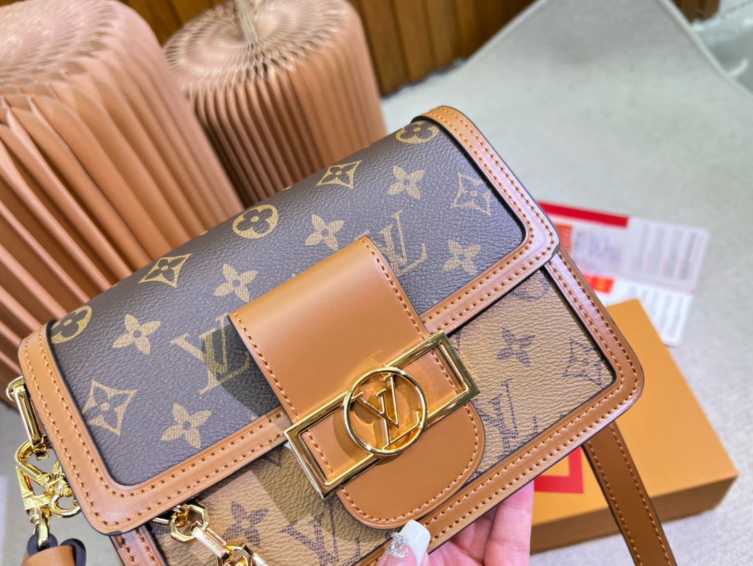 Louis Vuitton / LV Classic Daphne with chain  belt strap Size :20cm/25cm