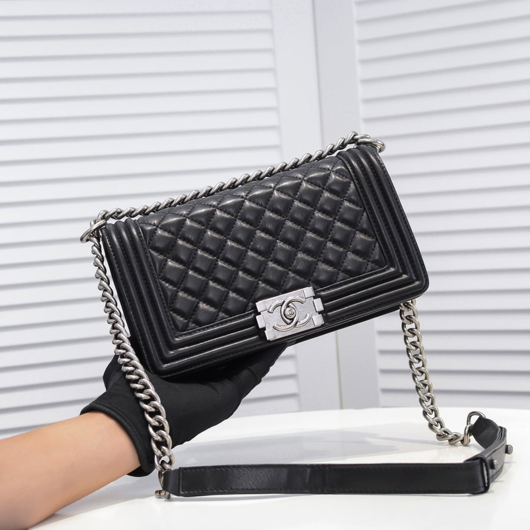 Chanel Lamb skin chain crossbody bag with sliver hardware size: 25*15*9cm