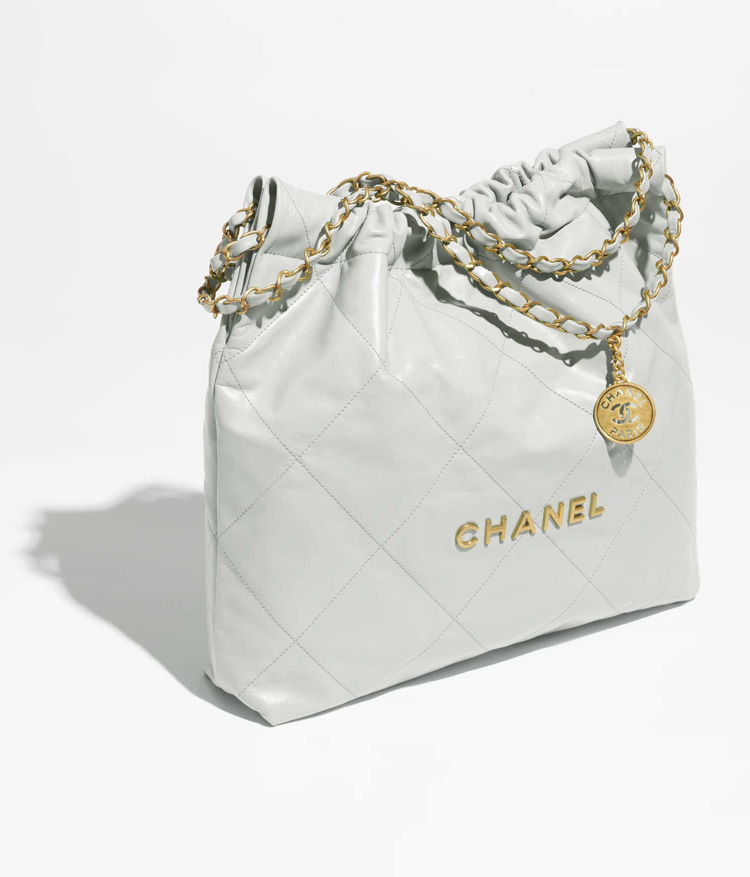 CHANEL / CHANEL 22 HANDBAG Shiny Calfskin   Gold-Tone Metal Light Blue