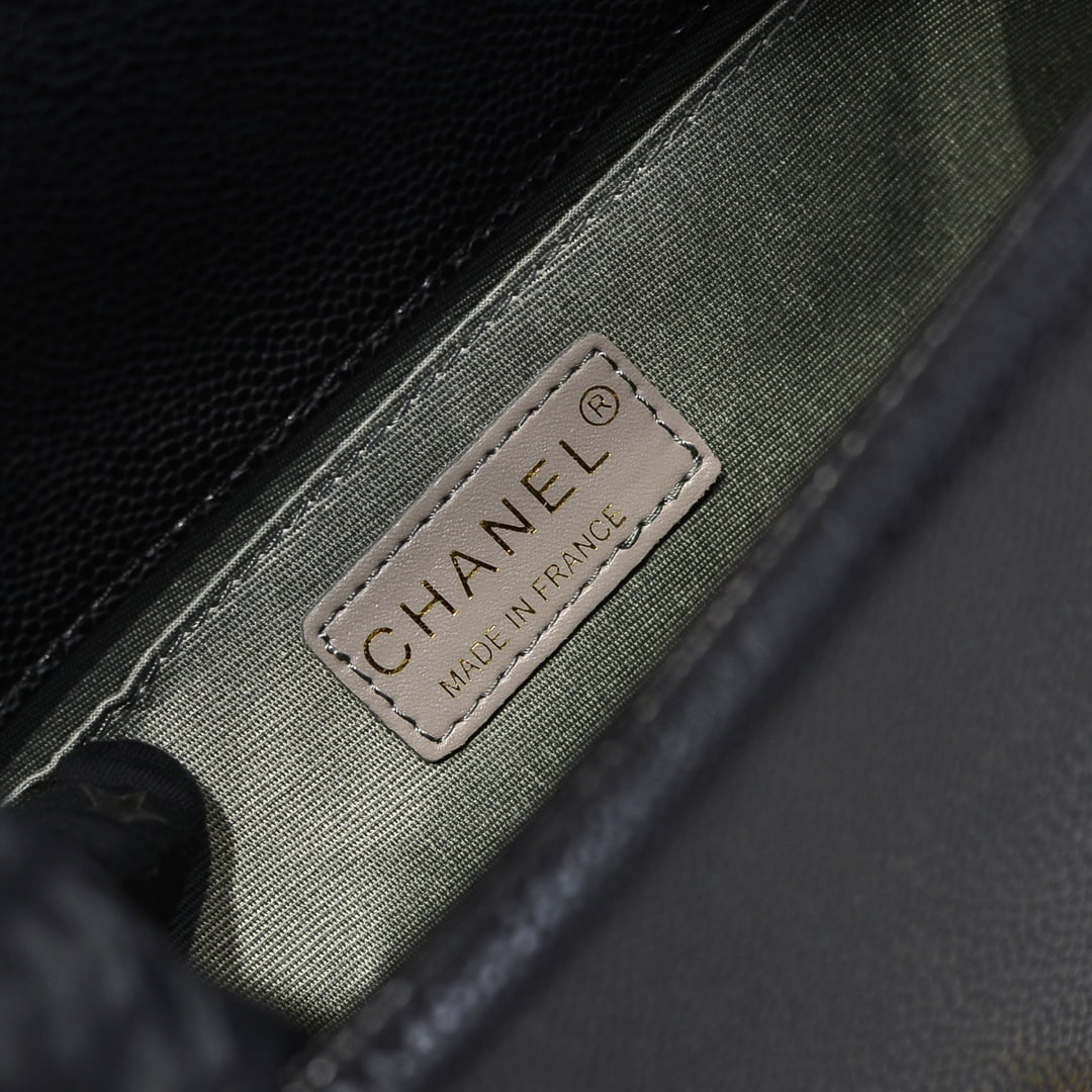 Chanel Cowhide caviar with gold hardware size: 25*15*9cm