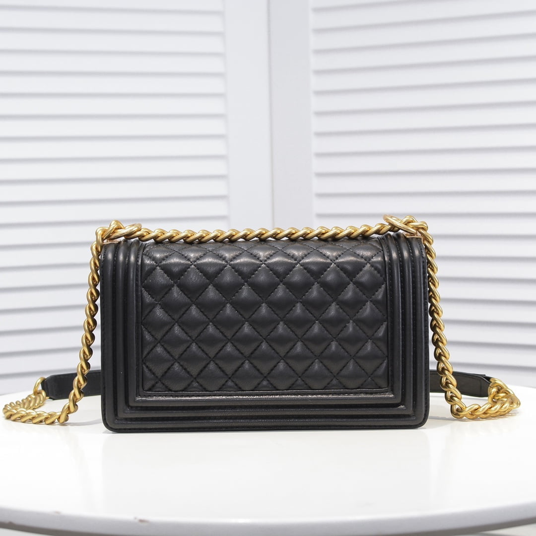 Chanel Lamb skin chain crossbody bag with gold hardware size: 25*15*9cm