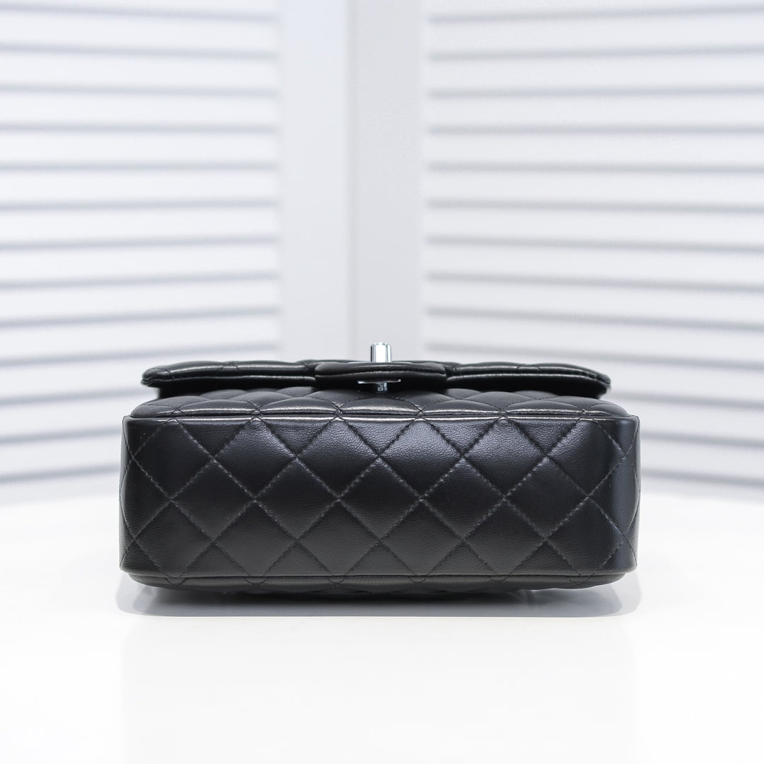 Chanel Lamb skin chain crossbody bag with sliver hardware 1116 SIZE: 20*14*7cm/25.5*16*6.5cm/30*18*8cm