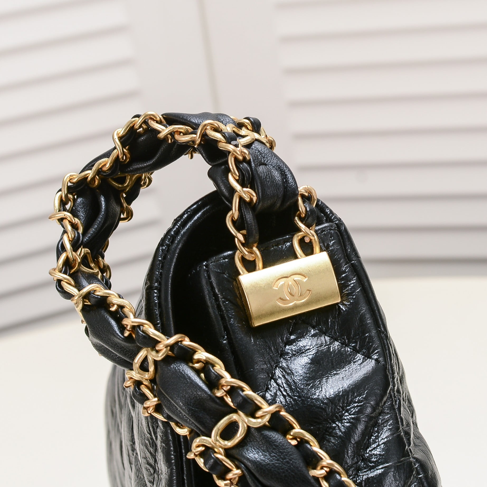 Chanel 23K cowhide strap shoulder bag 9112 size: 13.5*20.5*5cm