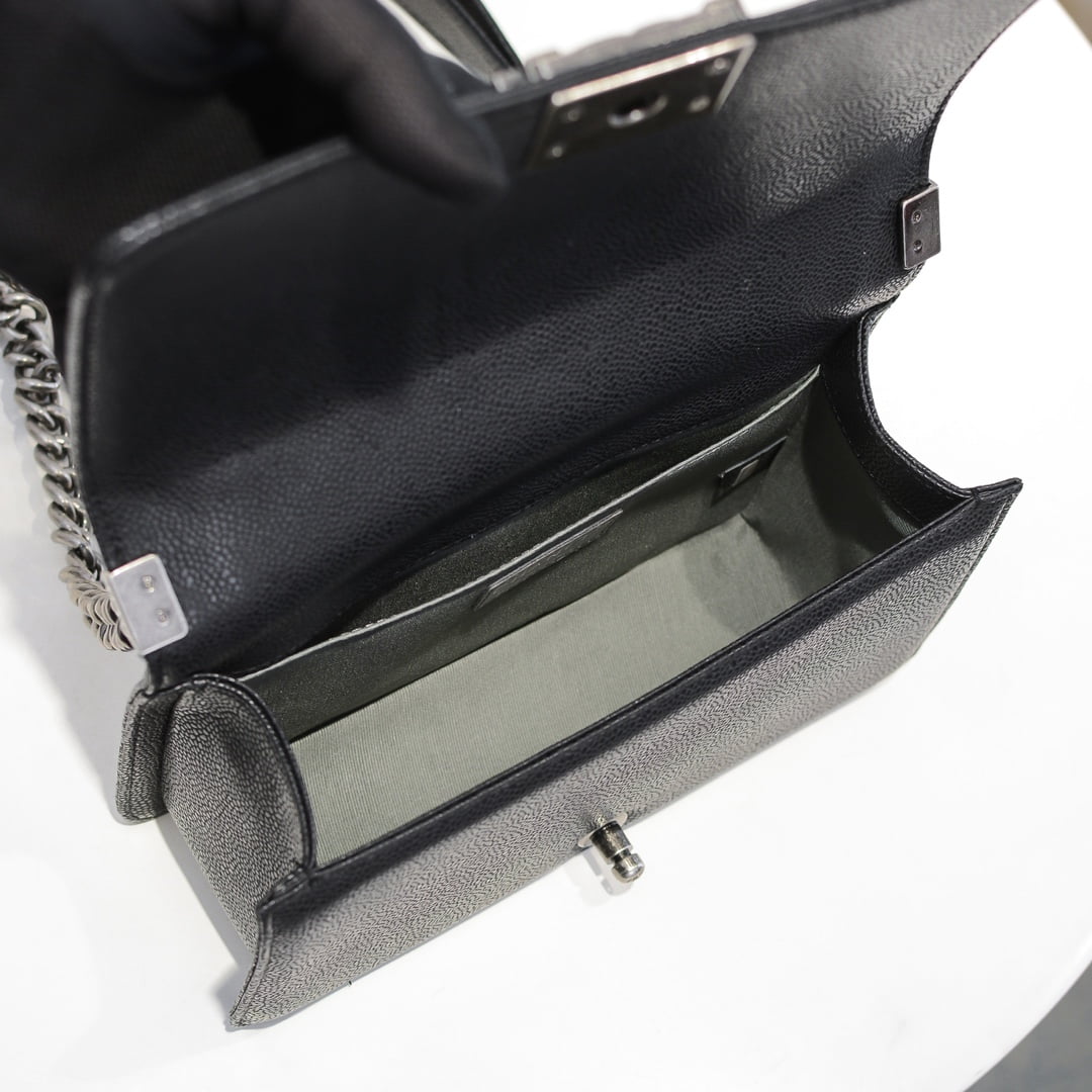 Chanel Cowhide caviar with sliver hardware size: 25*15*9cm