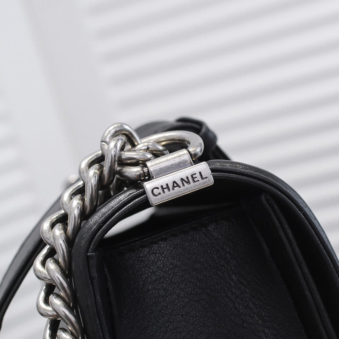 Chanel Lamb skin chain crossbody bag with sliver hardware size: 25*15*9cm