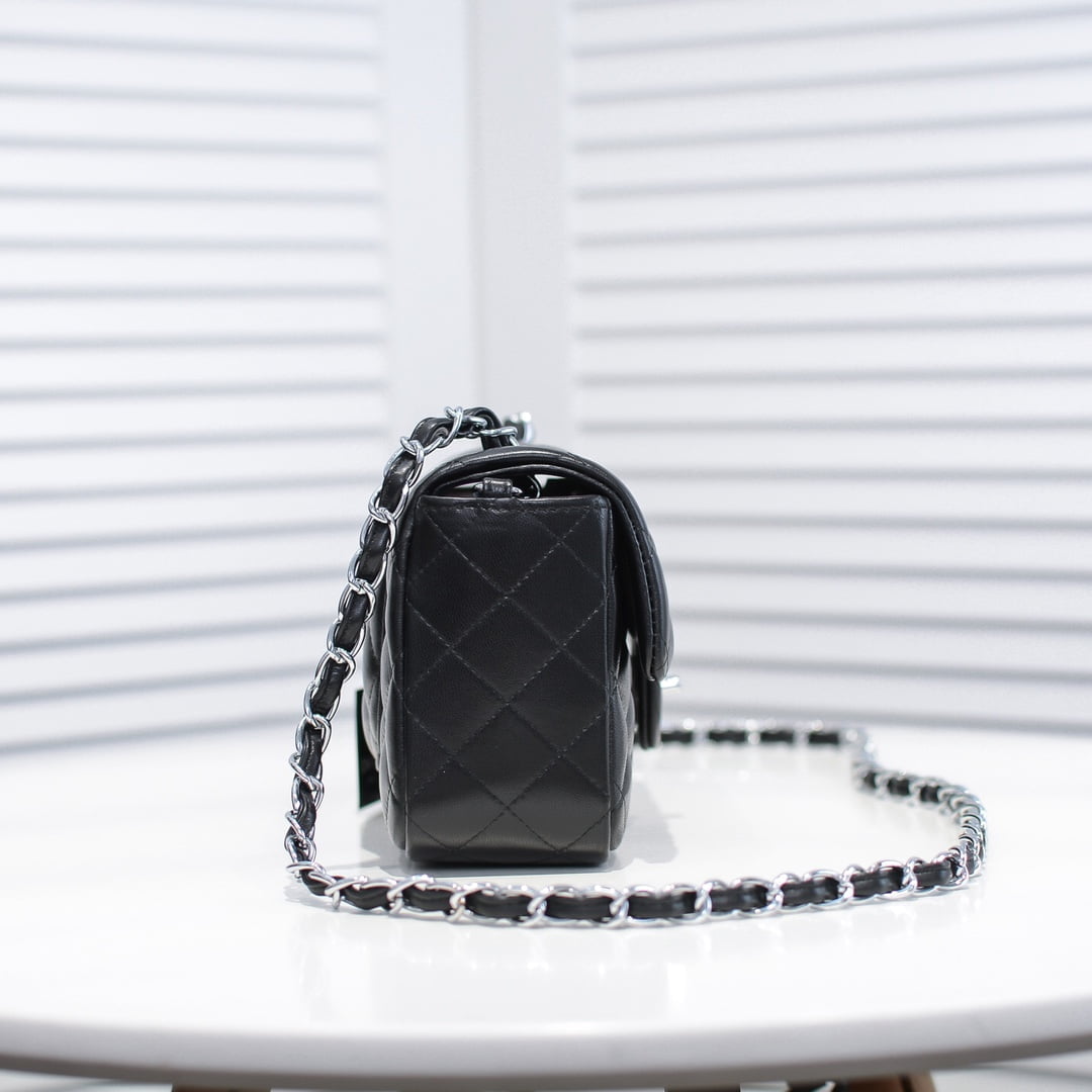 Chanel Lamb skin chain crossbody bag with sliver hardware 1116 SIZE: 20*14*7cm/25.5*16*6.5cm/30*18*8cm