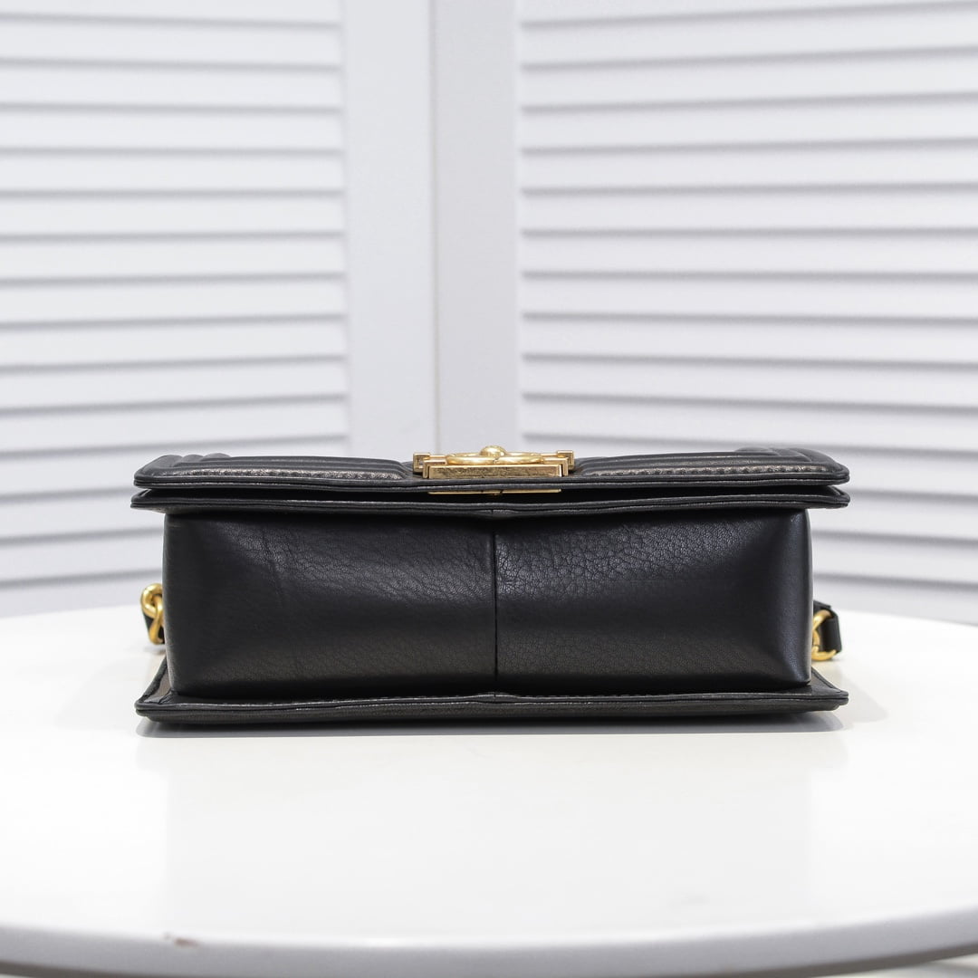 Chanel Lamb skin chain crossbody bag with gold hardware size: 25*15*9cm