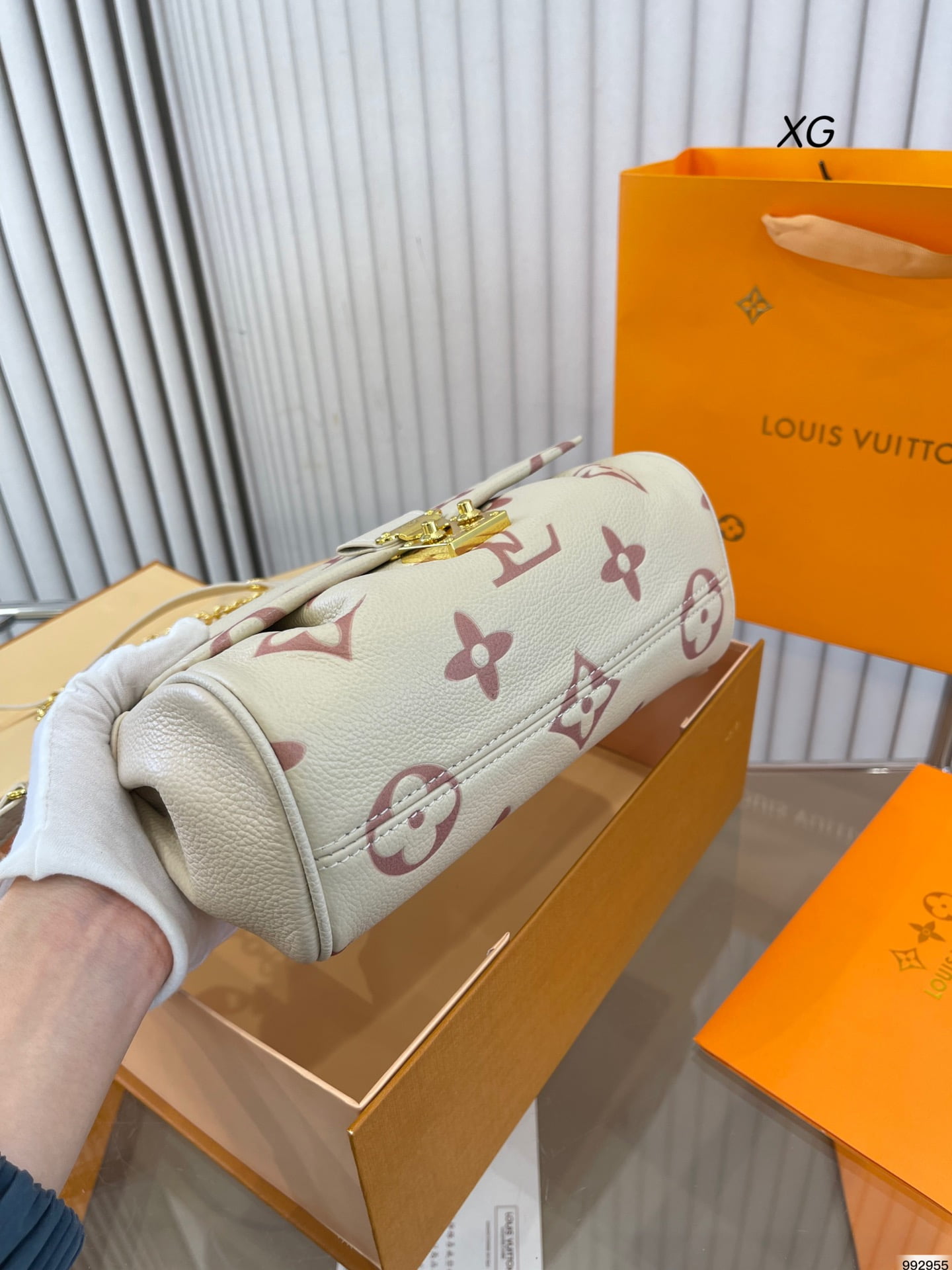 LV Favorite Cloud chain bag size: 23*13cm