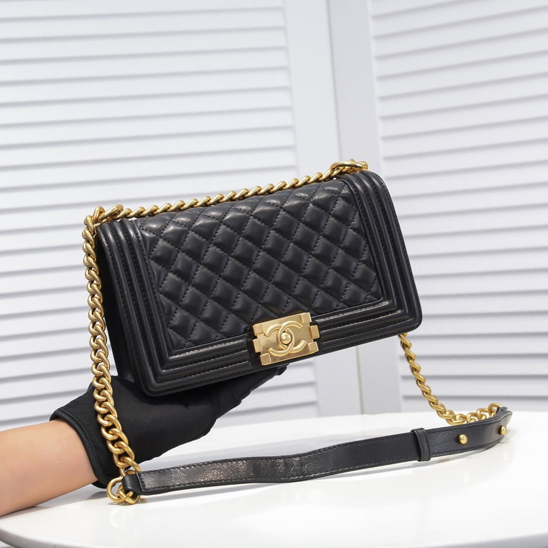 Chanel Lamb skin chain crossbody bag with gold hardware size: 25*15*9cm