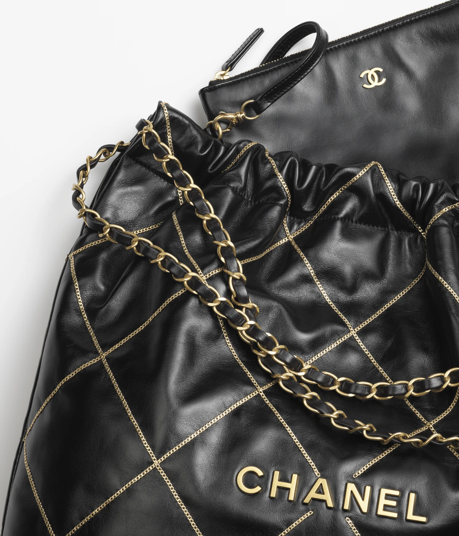 CHANEL / CHANEL 22 HANDBAG Shiny Calfskin   Gold-Tone Metal Black